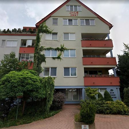 Alure Residences 2 & 24H Self Check-In, Parking In The Garage In The Apartment Building Included, New Building, Terrace, Green Location With A Forest Park With A Lake, Children'S Playground 반스카비스트리카 외부 사진