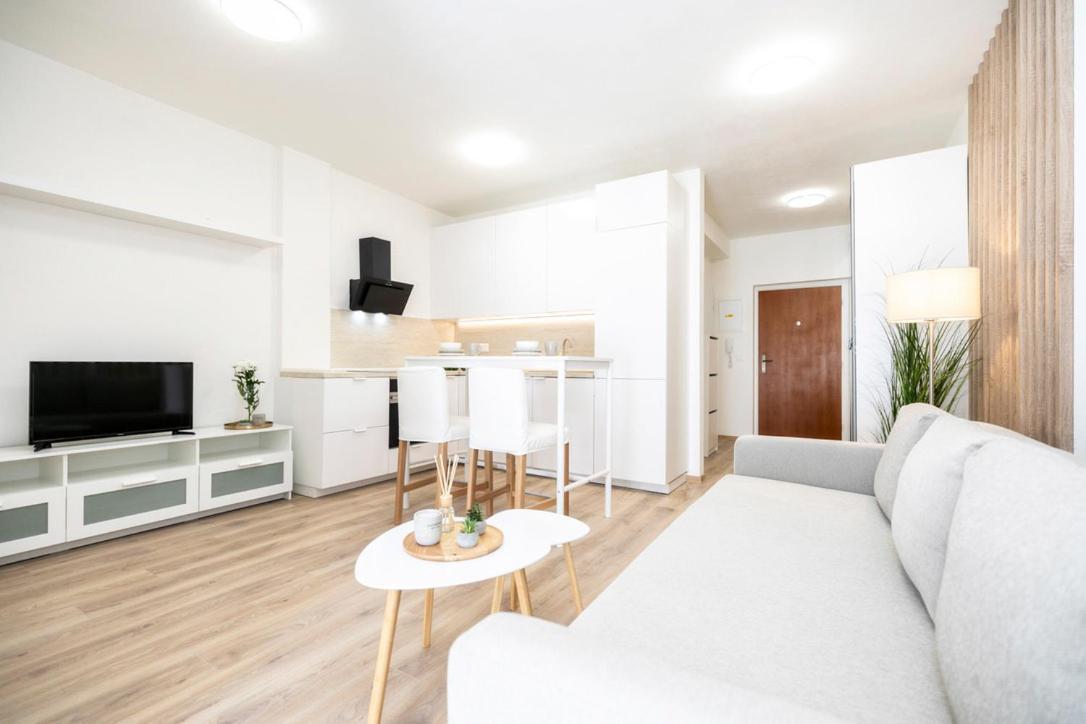Alure Residences 2 & 24H Self Check-In, Parking In The Garage In The Apartment Building Included, New Building, Terrace, Green Location With A Forest Park With A Lake, Children'S Playground 반스카비스트리카 외부 사진