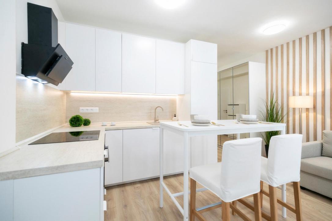 Alure Residences 2 & 24H Self Check-In, Parking In The Garage In The Apartment Building Included, New Building, Terrace, Green Location With A Forest Park With A Lake, Children'S Playground 반스카비스트리카 외부 사진