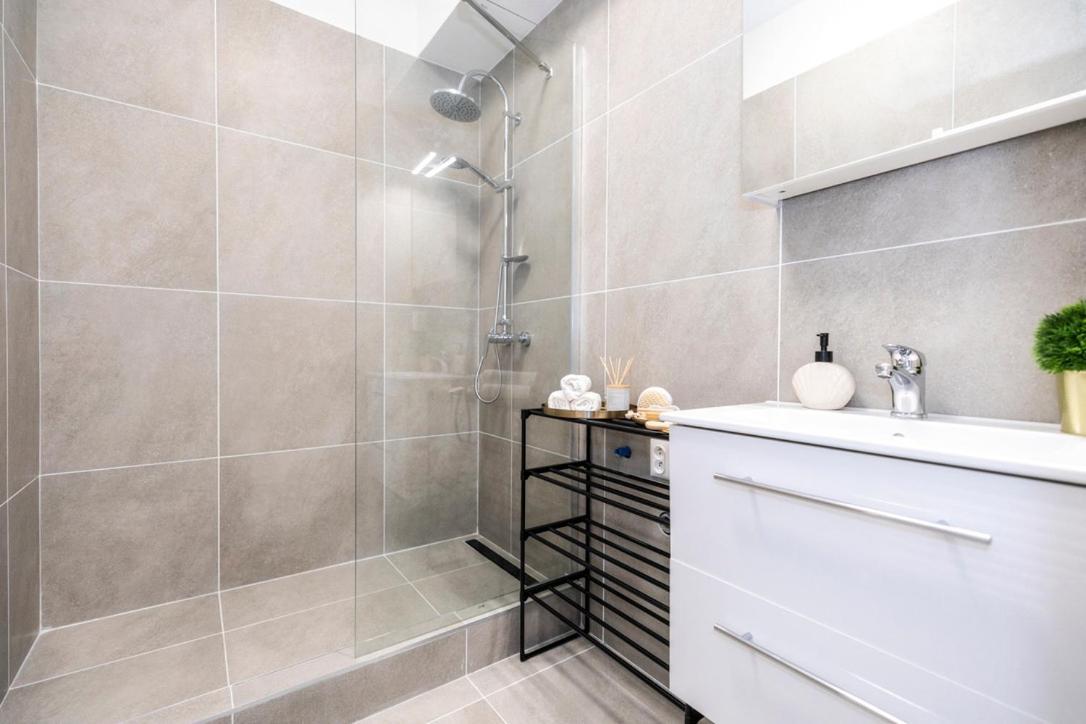 Alure Residences 2 & 24H Self Check-In, Parking In The Garage In The Apartment Building Included, New Building, Terrace, Green Location With A Forest Park With A Lake, Children'S Playground 반스카비스트리카 외부 사진