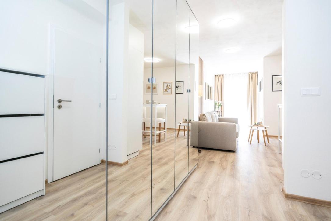 Alure Residences 2 & 24H Self Check-In, Parking In The Garage In The Apartment Building Included, New Building, Terrace, Green Location With A Forest Park With A Lake, Children'S Playground 반스카비스트리카 외부 사진
