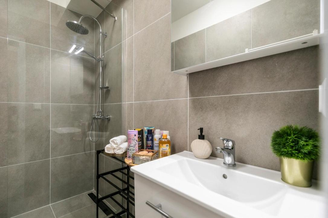 Alure Residences 2 & 24H Self Check-In, Parking In The Garage In The Apartment Building Included, New Building, Terrace, Green Location With A Forest Park With A Lake, Children'S Playground 반스카비스트리카 외부 사진