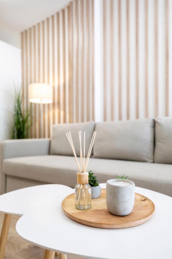 Alure Residences 2 & 24H Self Check-In, Parking In The Garage In The Apartment Building Included, New Building, Terrace, Green Location With A Forest Park With A Lake, Children'S Playground 반스카비스트리카 외부 사진
