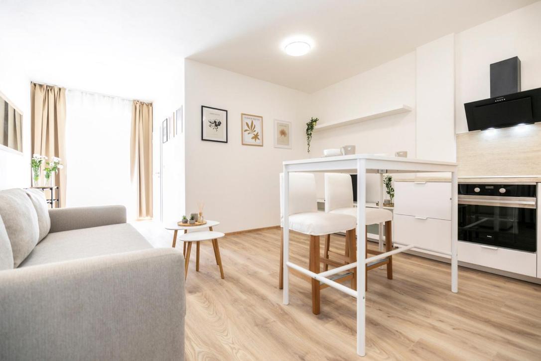 Alure Residences 2 & 24H Self Check-In, Parking In The Garage In The Apartment Building Included, New Building, Terrace, Green Location With A Forest Park With A Lake, Children'S Playground 반스카비스트리카 외부 사진