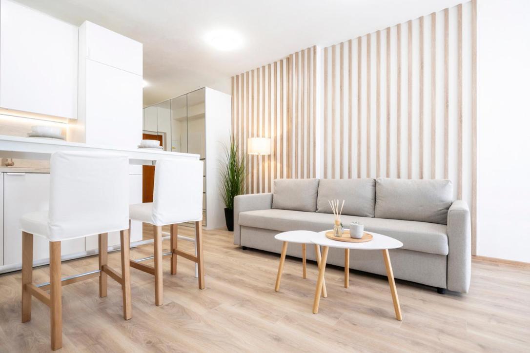 Alure Residences 2 & 24H Self Check-In, Parking In The Garage In The Apartment Building Included, New Building, Terrace, Green Location With A Forest Park With A Lake, Children'S Playground 반스카비스트리카 외부 사진