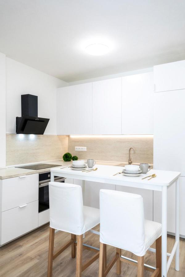 Alure Residences 2 & 24H Self Check-In, Parking In The Garage In The Apartment Building Included, New Building, Terrace, Green Location With A Forest Park With A Lake, Children'S Playground 반스카비스트리카 외부 사진
