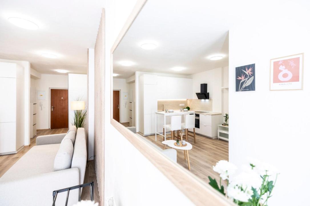 Alure Residences 2 & 24H Self Check-In, Parking In The Garage In The Apartment Building Included, New Building, Terrace, Green Location With A Forest Park With A Lake, Children'S Playground 반스카비스트리카 외부 사진