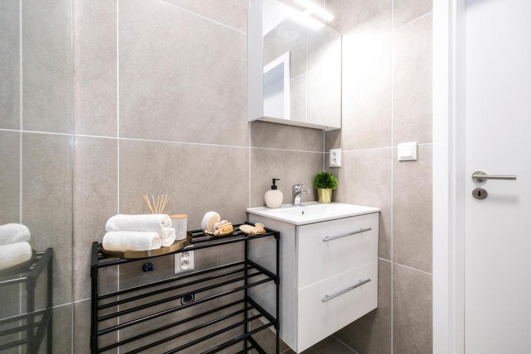 Alure Residences 2 & 24H Self Check-In, Parking In The Garage In The Apartment Building Included, New Building, Terrace, Green Location With A Forest Park With A Lake, Children'S Playground 반스카비스트리카 외부 사진
