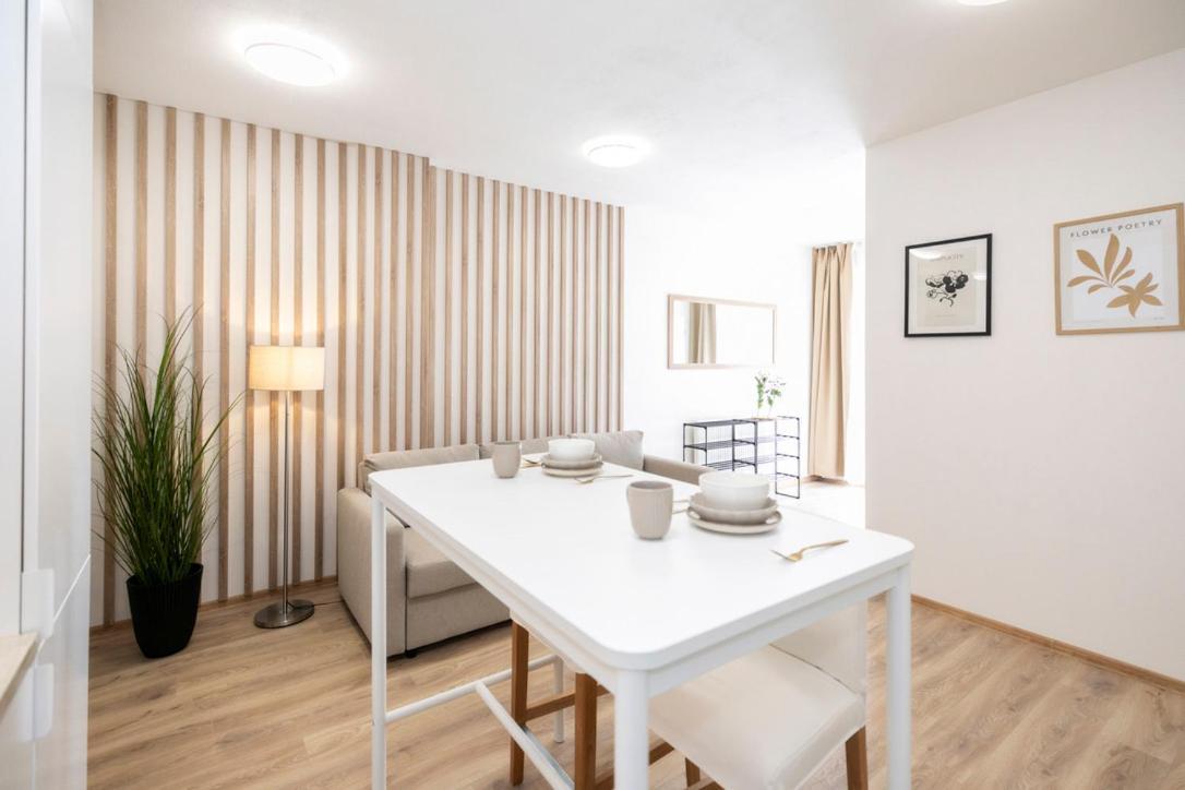 Alure Residences 2 & 24H Self Check-In, Parking In The Garage In The Apartment Building Included, New Building, Terrace, Green Location With A Forest Park With A Lake, Children'S Playground 반스카비스트리카 외부 사진