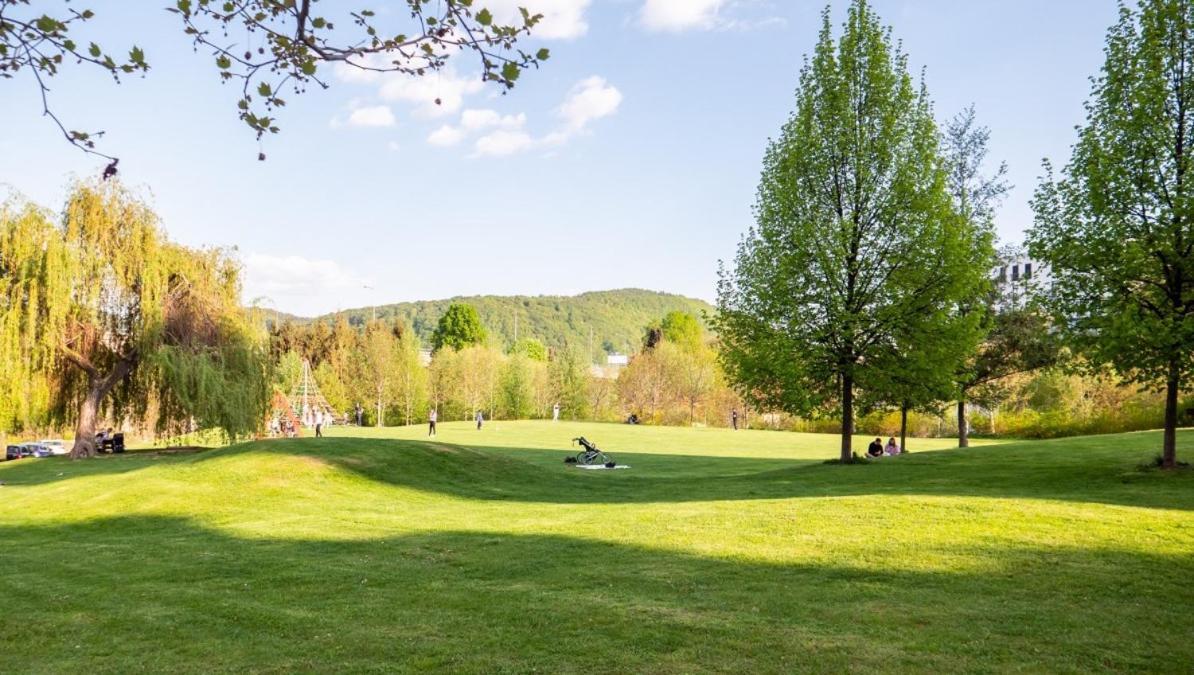 Alure Residences 2 & 24H Self Check-In, Parking In The Garage In The Apartment Building Included, New Building, Terrace, Green Location With A Forest Park With A Lake, Children'S Playground 반스카비스트리카 외부 사진
