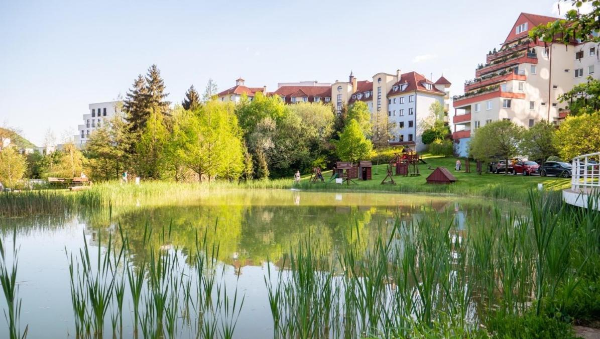 Alure Residences 2 & 24H Self Check-In, Parking In The Garage In The Apartment Building Included, New Building, Terrace, Green Location With A Forest Park With A Lake, Children'S Playground 반스카비스트리카 외부 사진